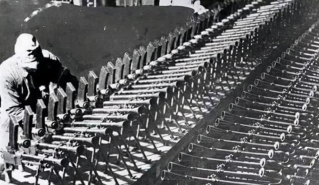 1945年8月的上海，一场史无前例的权力真空，留下了七天混乱。中共特工华克之，肩