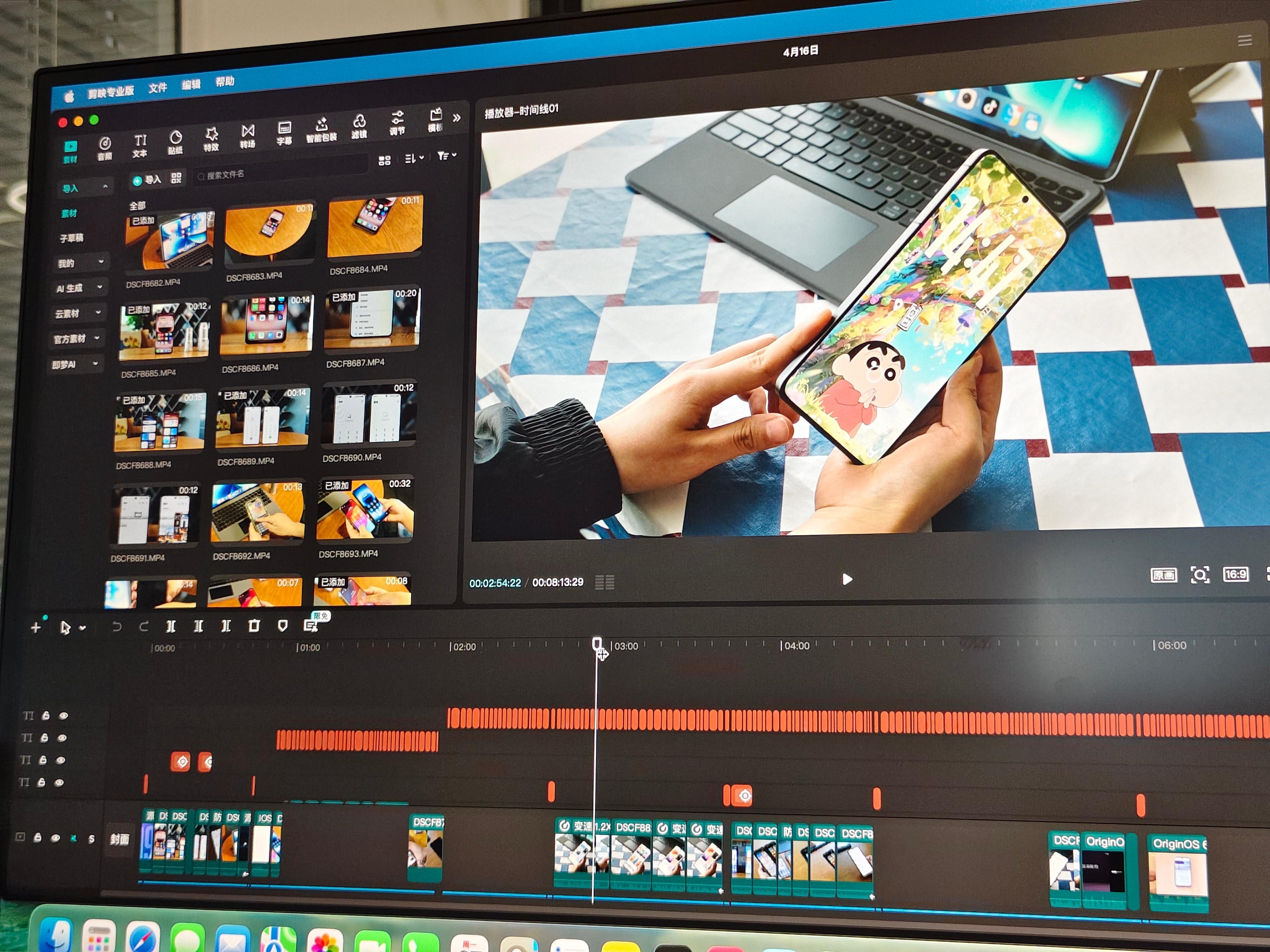 此时，同事还在剪着视频。 