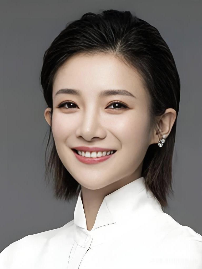 蔡紫，一袭华裳立于聚光灯下，眉眼含笑如春风拂面。她以温婉之声串联万千故事，举手投