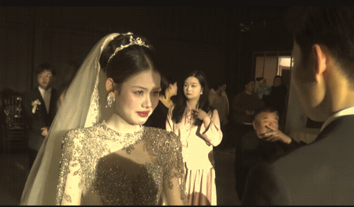 新娘喜极而泣，也没有掩饰到她的美丽。
人生有几次喜极而泣？实话实说，顶多也就是一