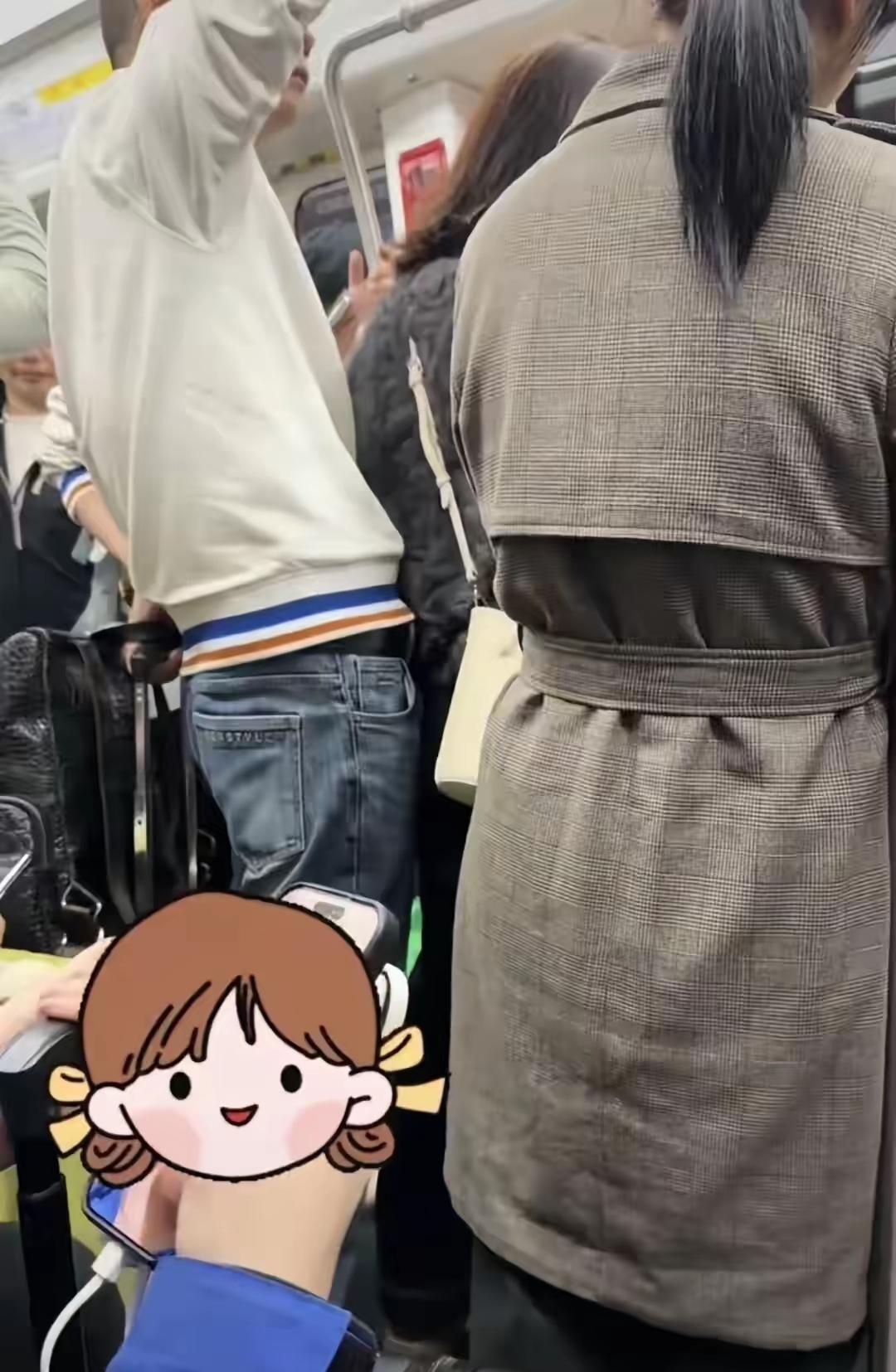 地铁惊现猥琐男
这种恶行必须零容忍
 
4月3日晚，长沙地铁上演了令人作呕的一幕