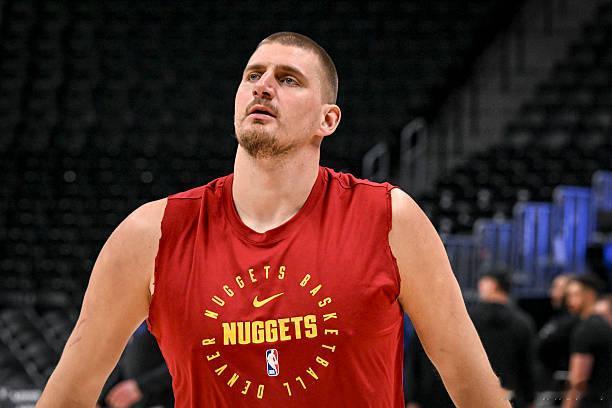 掘金的王，回来了！今天快船对阵掘金的比赛中，此前因膝盖伤势缺阵16场比赛的约基奇