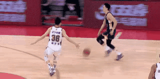 无语了，胡明轩又一次无脑冲。
胡明轩作为广东队队长，在广东队困难的时候，应该时刻