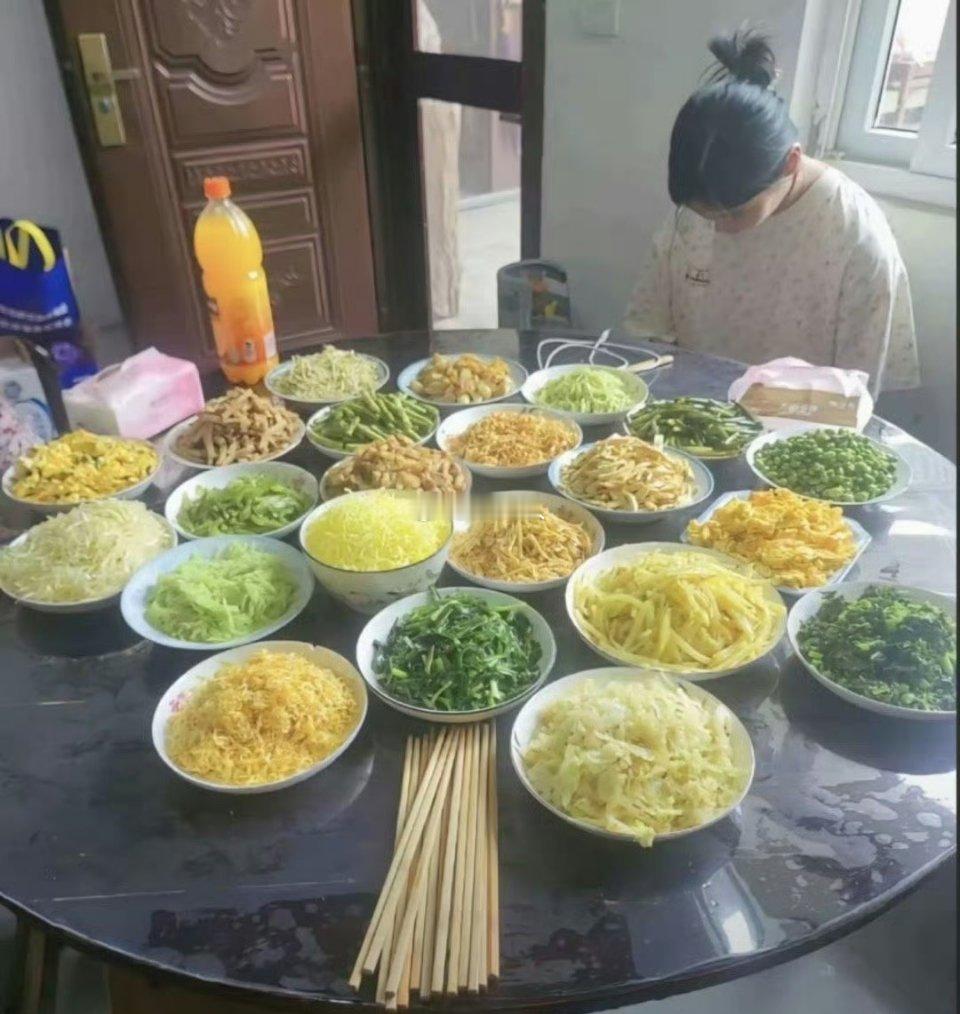 网友：第一次去男朋友家，这一桌子菜什么实力？值不值得嫁？ ​​​