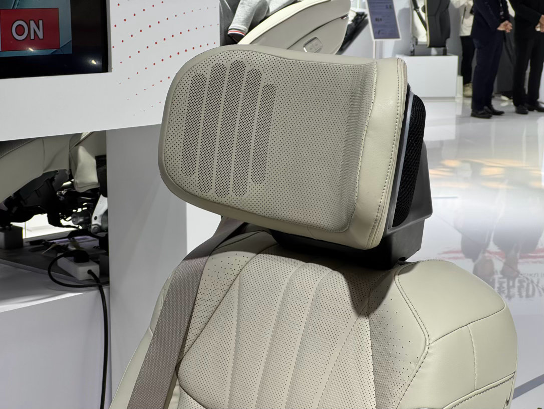 丰田纺织的一些座椅小巧思：1）通过加速度计感知承员晕车风险，大于特定阈值时启动颈