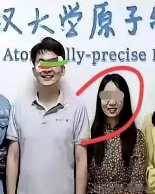 当原配在同一所学校忙完课表、再去接老人孩子时，十年前的那根刺，被人翻开。
据传，