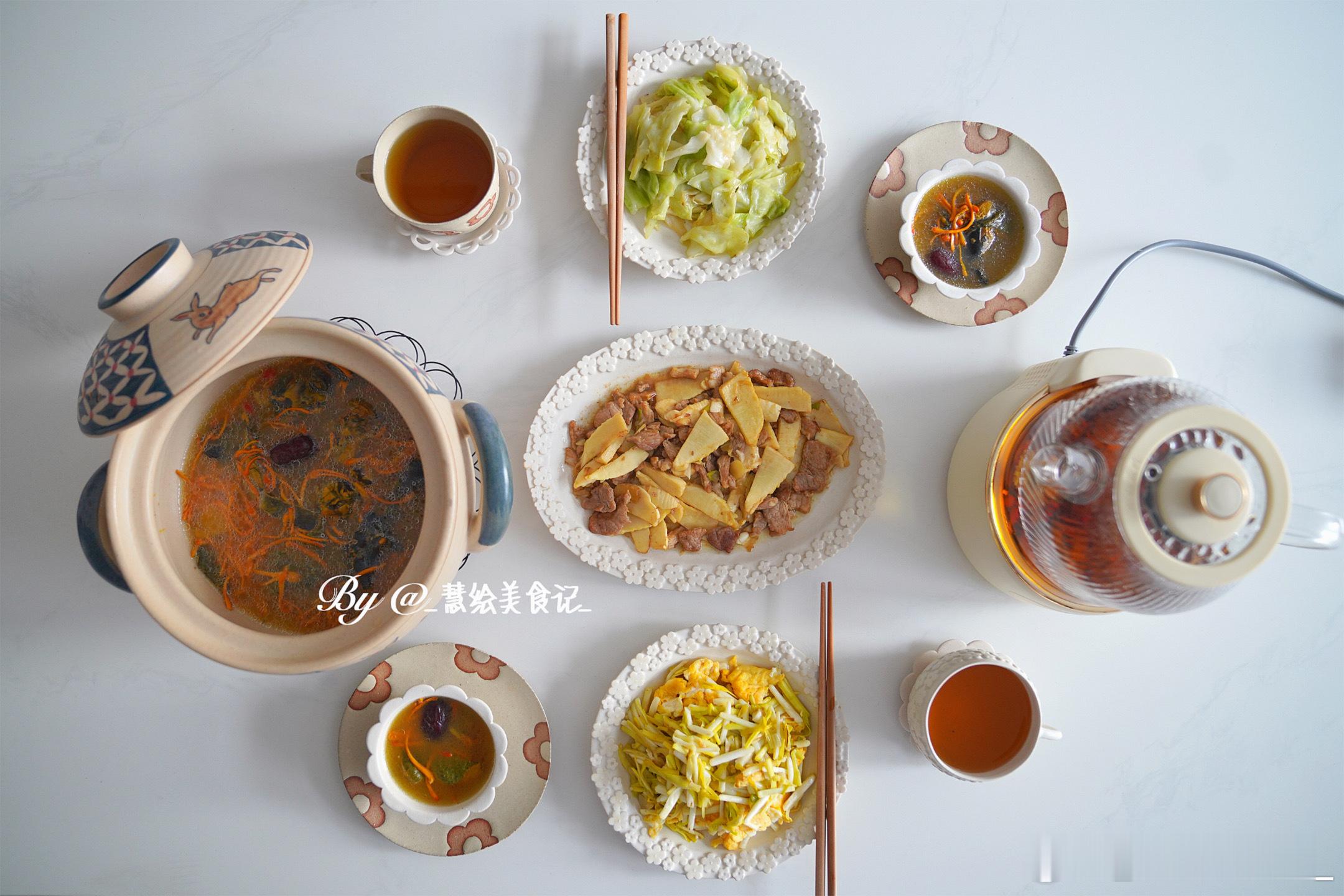 晚饭冬笋炒肉、蒜黄炒鸡蛋、手撕包菜、虫草花炖乌鸡汤、红豆粥、决明子菊花茶~ ​​