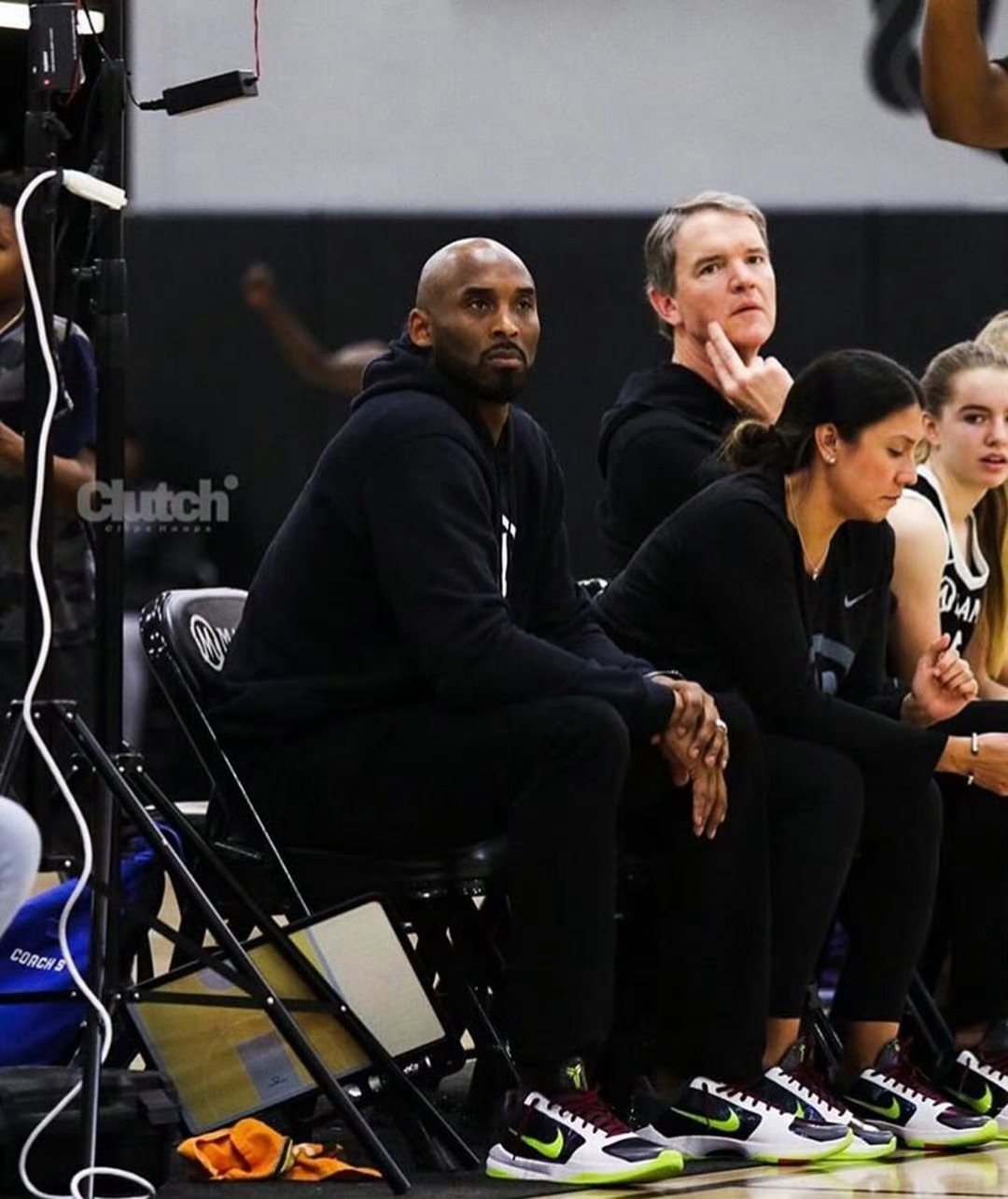 人生在世，委屈、烦难、辛酸，都是难免，重要的是你得翻过去，因为推开暗壁，对面总还