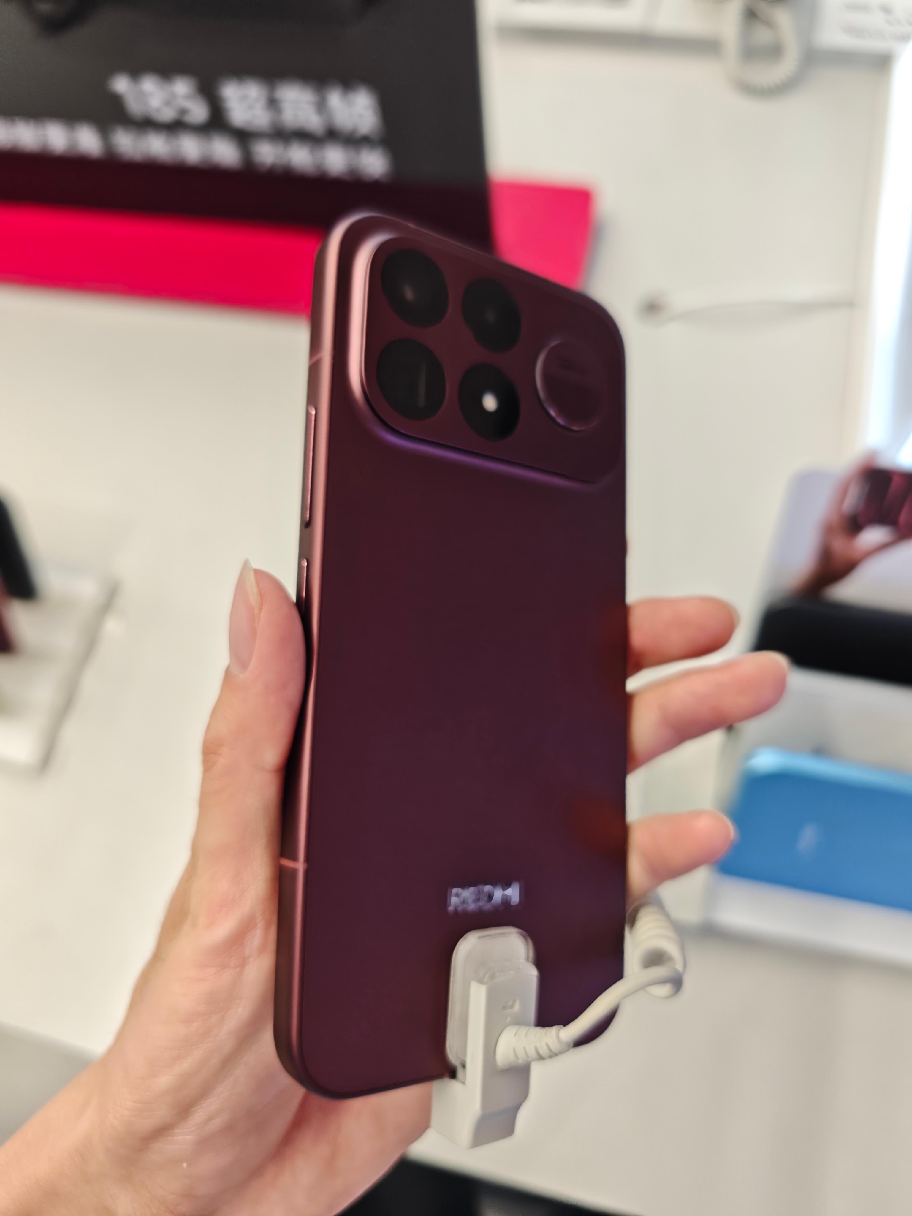 昨晚我去小米之家给手机贴膜，顺便摸了一下 REDMI K100 系列新机，质感和