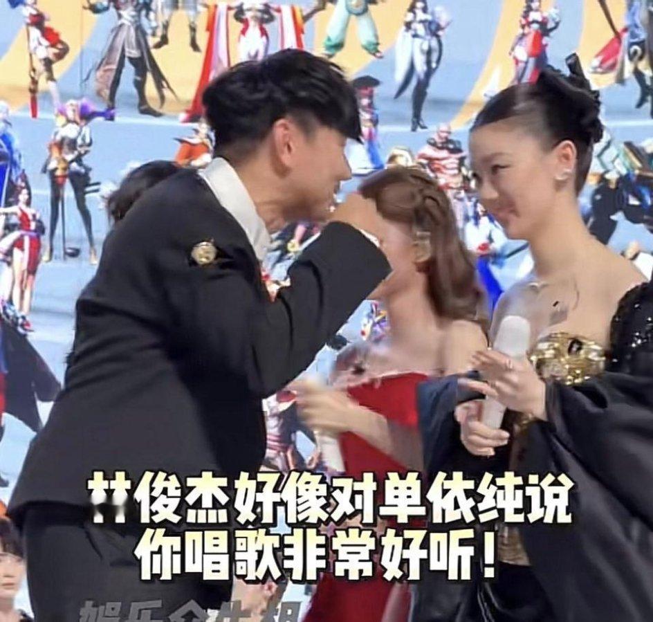 要不是何炅推他一把，进步还在后面缩着哪儿有资格跟单依纯搭话？ 