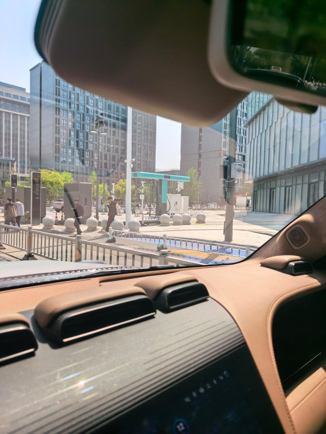 突然发现家门口多了个比亚迪闪充，比亚迪建桩的速度真的是快。比亚迪