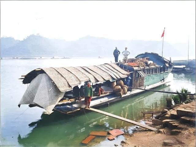 这是1908年12月13日四川乐山江面的“游艇”，其实这是当时川江流域常见的木构