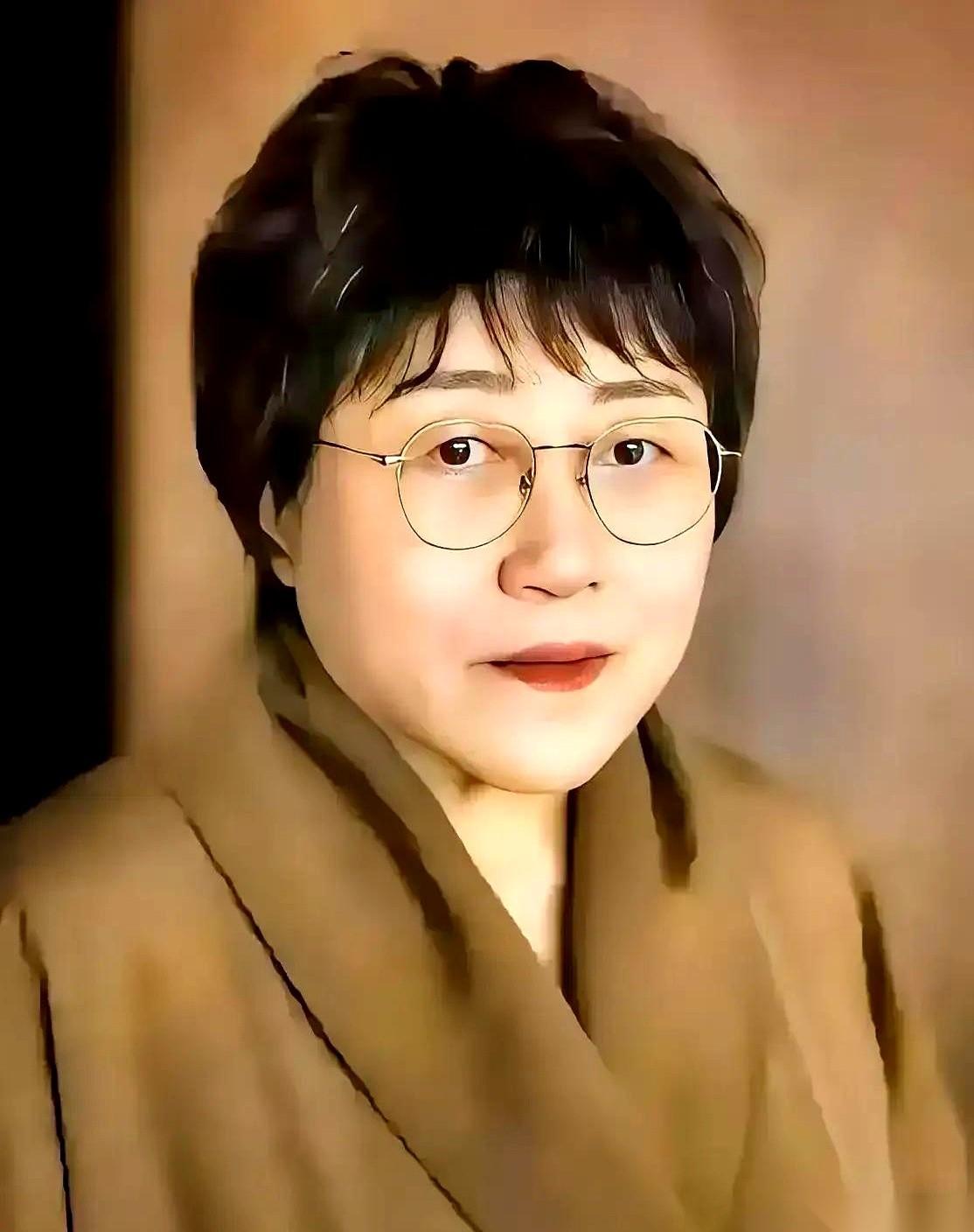 他前一秒还在笑，肩膀抖着，跟我讲办公室的段子。
下一秒，筷子“啪”一声拍在桌上，