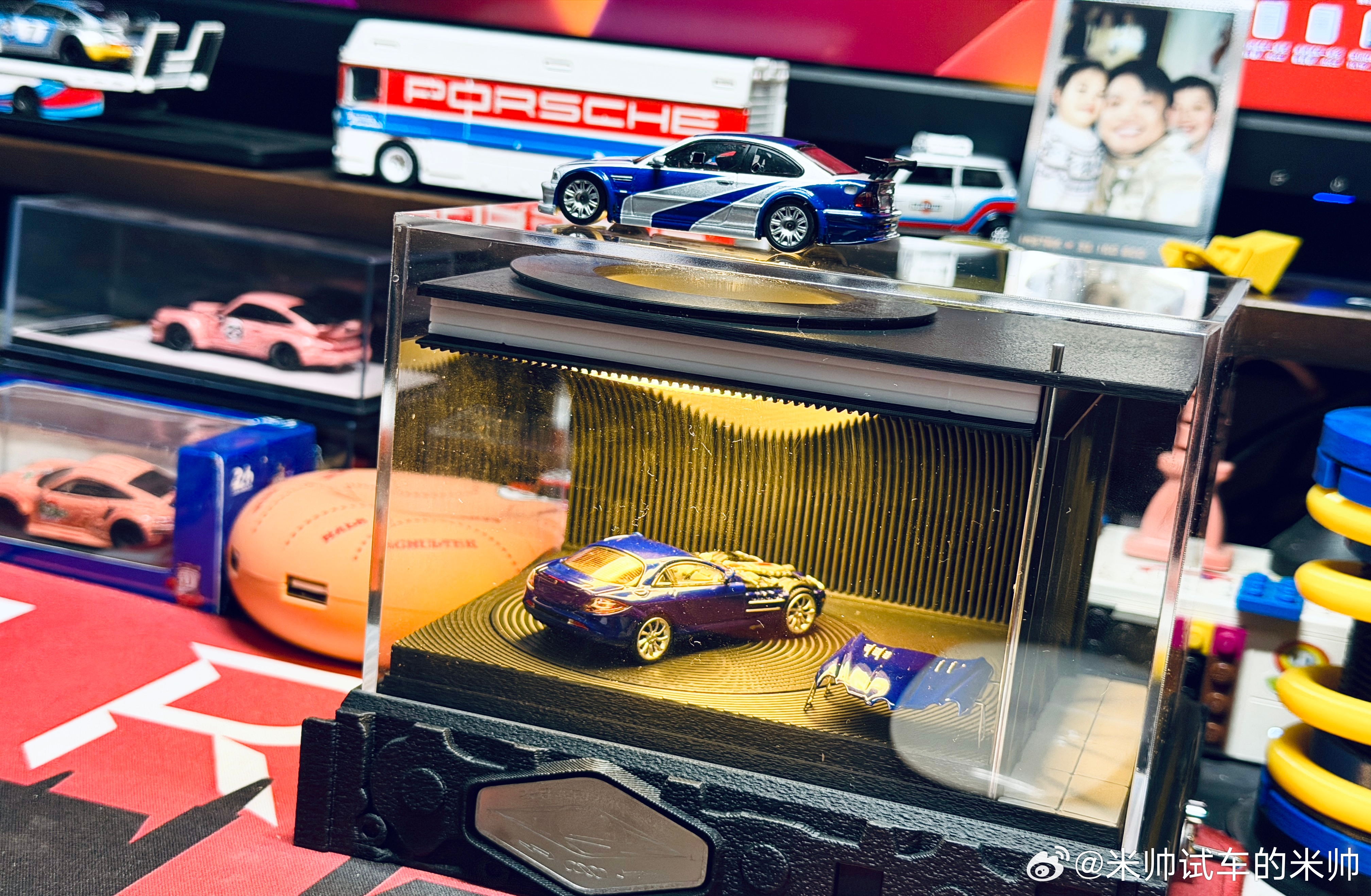 我桌面的“心情件”又更新了！这次是E30主题和奔驰最经典的SLR，都好酷呀汽车模