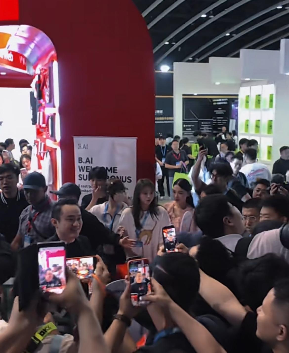 孙宇晨在香港受到粉丝的热烈欢迎！

近日，在2026香港Web3嘉年华上，波场T