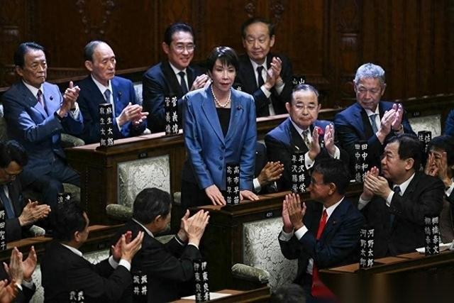 "疑似感冒？"官方给高市早苗当众扶墙找的理由，真没几个人信。首相站不住，日元跟着