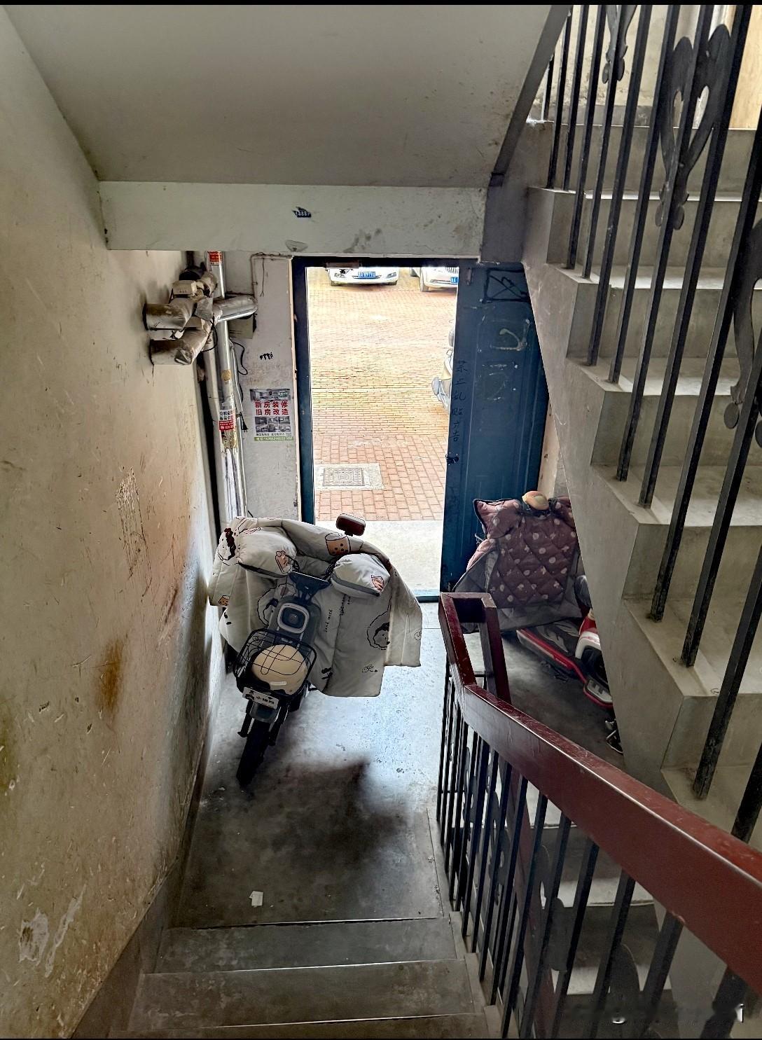 那就帮他把车 再往前挪一挪，把楼梯完全堵死，会有大儒替你辩经[暗中观察R][暗中