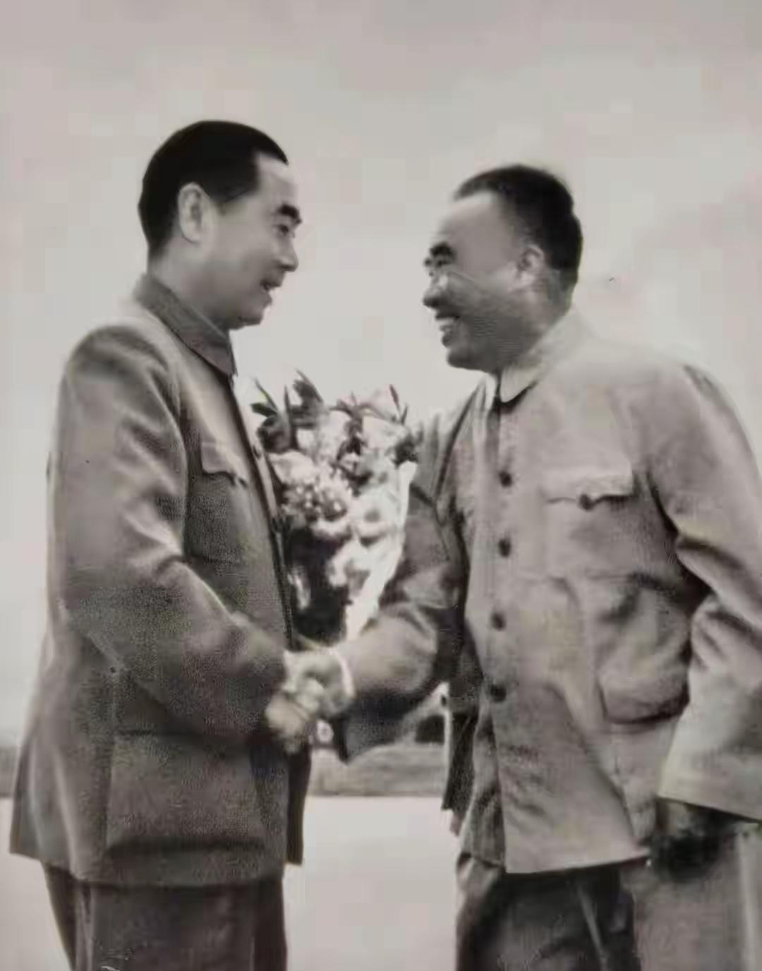 那年，周总理出访归来，朱总司令亲自到机场迎接。从战争年代到和平建国时期，他们一直