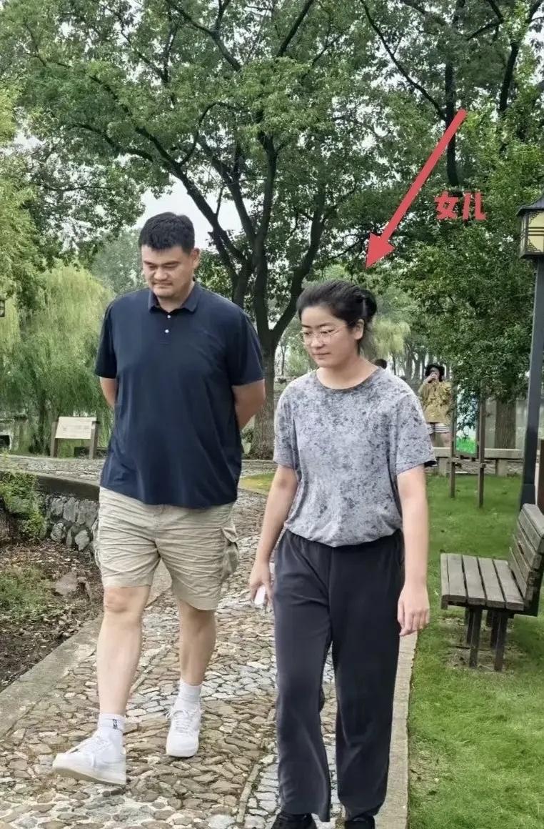 “姚明咋不再生个？有钱又有基因，凑个篮球队多好！”

前几天刷到姚明一家游苏州太
