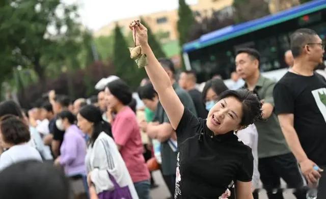 高考，究竟是孩子的考试，还是家长的表演舞台？高考第一天结束了，除了那些忘带准考证