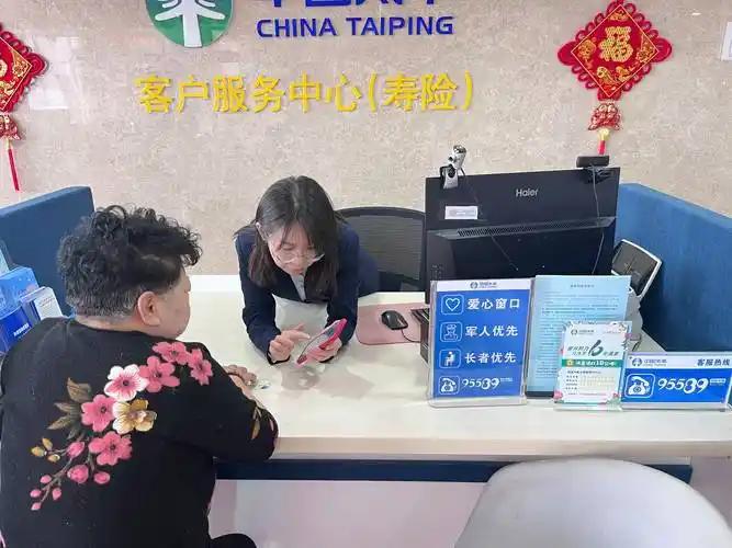 保险公司开启资源大战，专门瞄准银行退休员工招人。
这几天做保险的朋友频繁打电话，