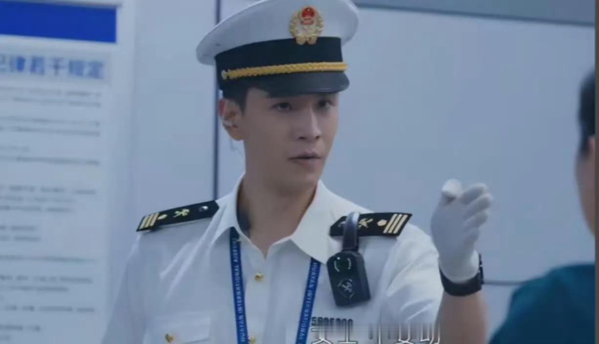 经超穿制服走这几步经超制服造型气场全开，挺拔身姿尽显硬朗气质，每一处细节都自带氛