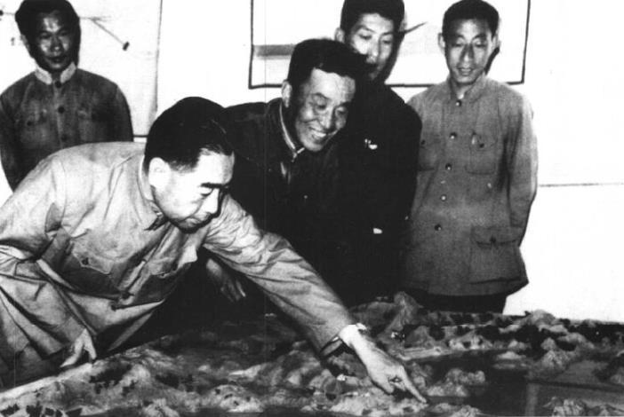 1959年5月，周恩来观看密云水库沙盘模型。
