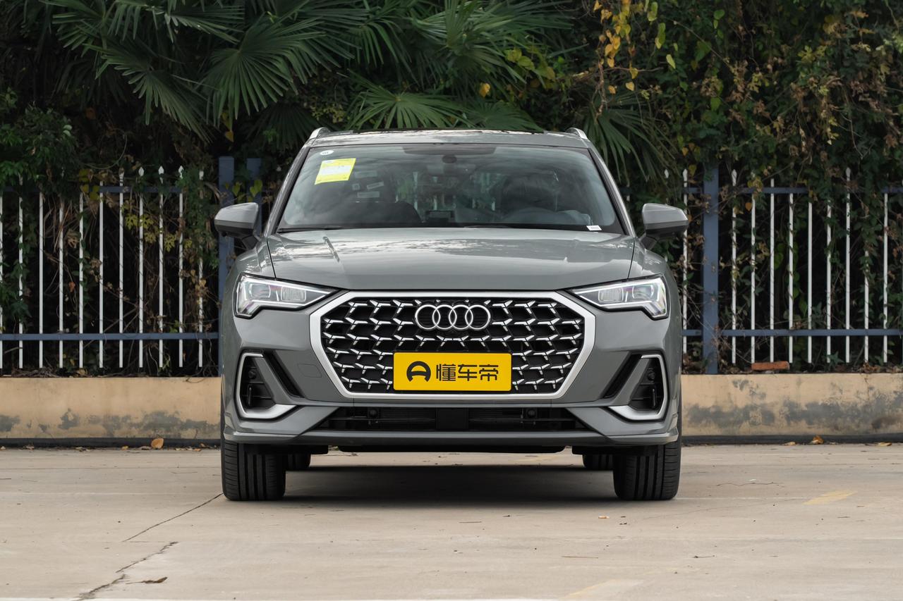 奥迪Q3开四年，精致是真精致，别扭的地方也不少。
外观内饰都很干练，做工工整，科