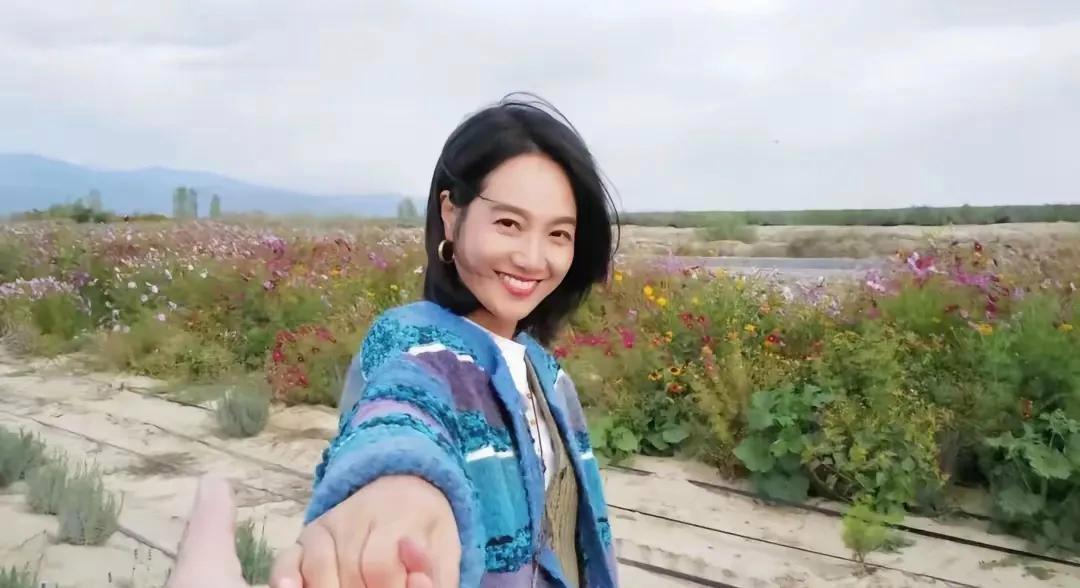 周一围镜头里的朱丹，自然美，一口洁白的牙齿，笑起来真漂亮，给人甜甜的很亲切的感觉