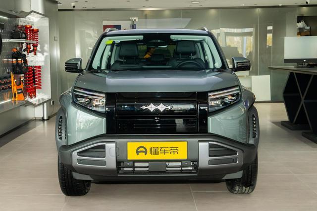 刚看到方程豹钛3闪充版正式上市，两个版本，后驱15.38万，四驱16.98万，跟