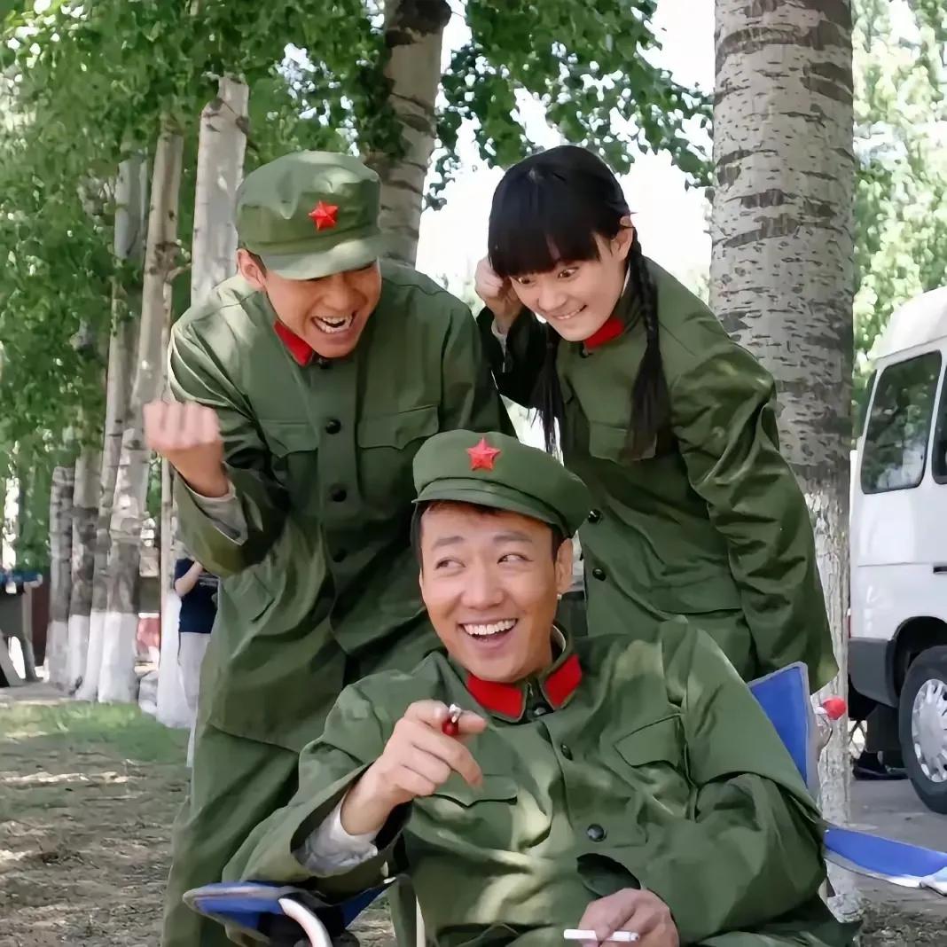 一下子就看出来谁跟谁合心了吧？那时，邓超和孙俪还未结婚，只是有了好感，对外还辟过