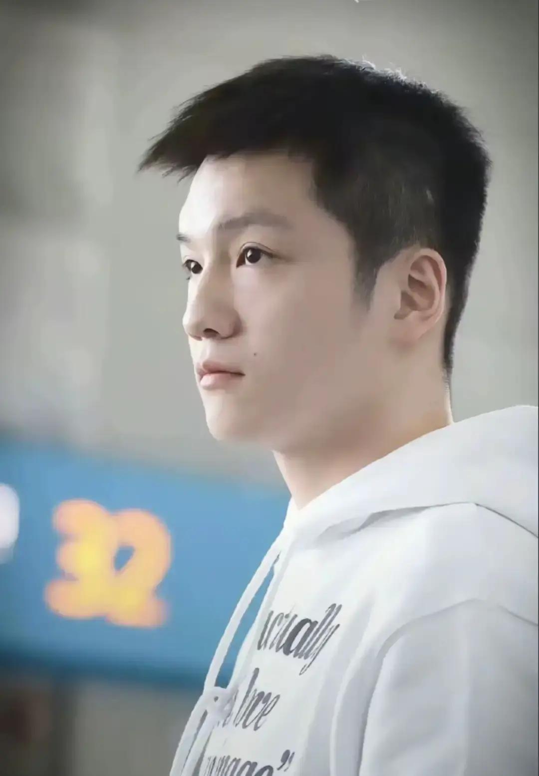 樊振东现在人在德国，球拍没停，国家队名单里却没他名字。
 
德甲他一场没输，世界