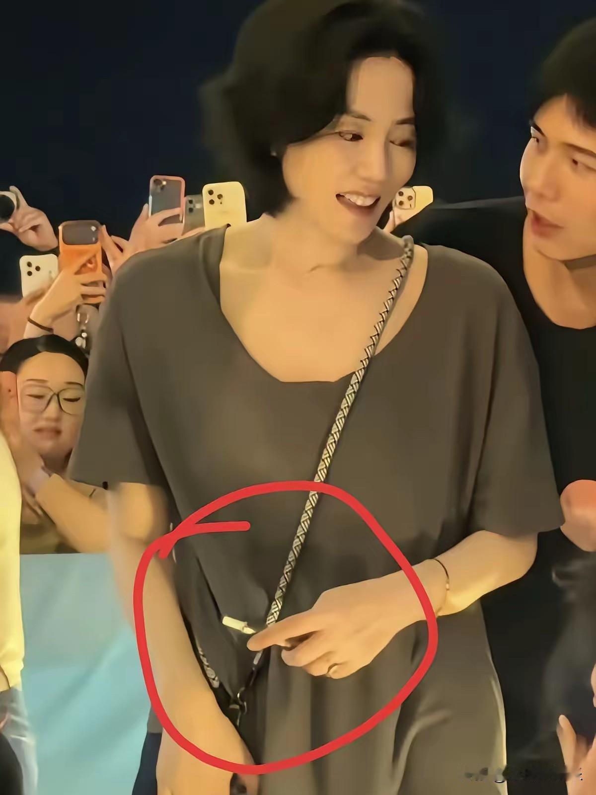 我敢打包票，

王菲俩女儿都成了老烟民，

跟她自己的
放养态度绝对脱不了干系。