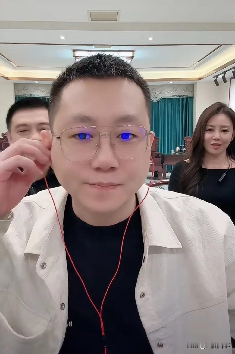 王小源吐槽刘一手口无遮拦，欲望大。

            王小源吐槽刘一手在