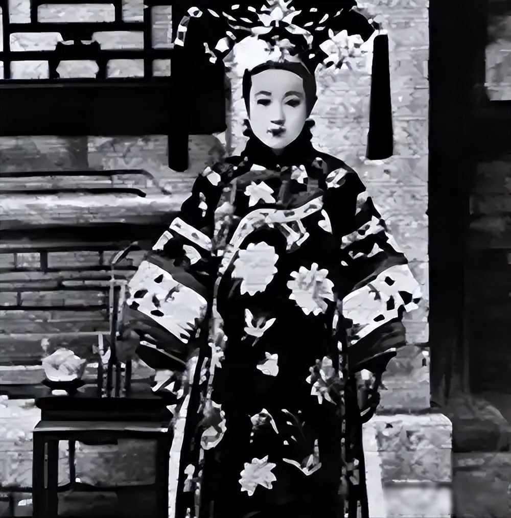1900年夏天，北京城炮声隆隆。一个25岁的女人，被两个太监架起来，头朝下扔进一