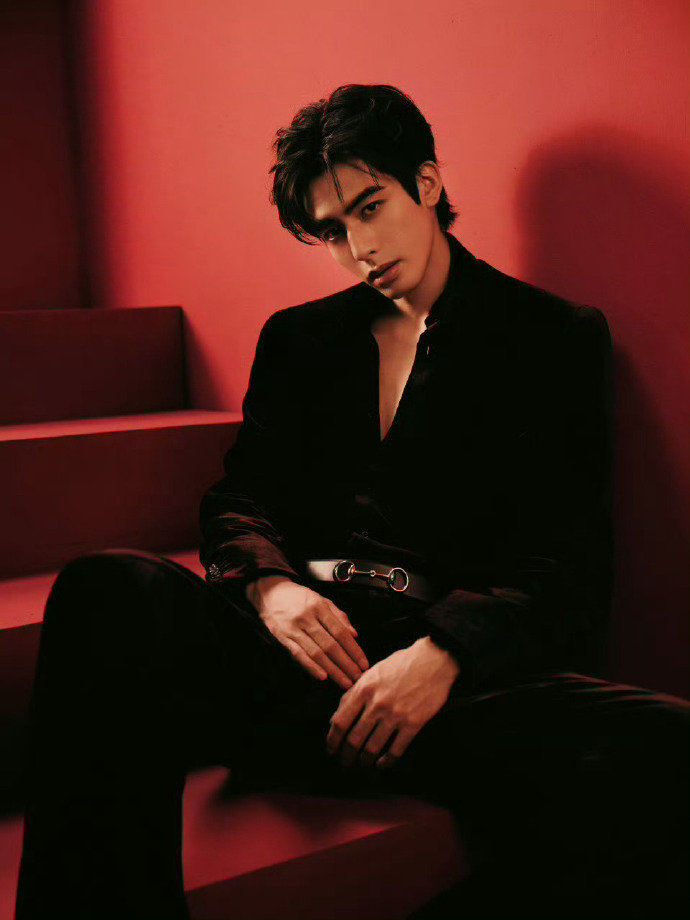 宋威龙石榴红丝绒西装 宋威龙石榴红丝绒西装 