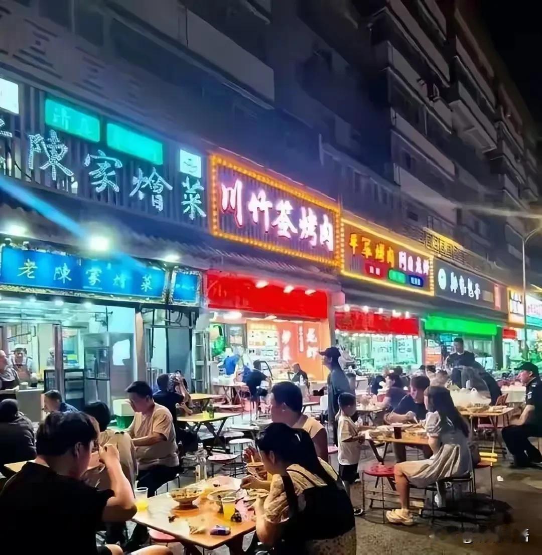 凌晨三点的中国街头，为何让老外直呼“可怕”？

一位美国博主拍摄的夜巡视频最近在