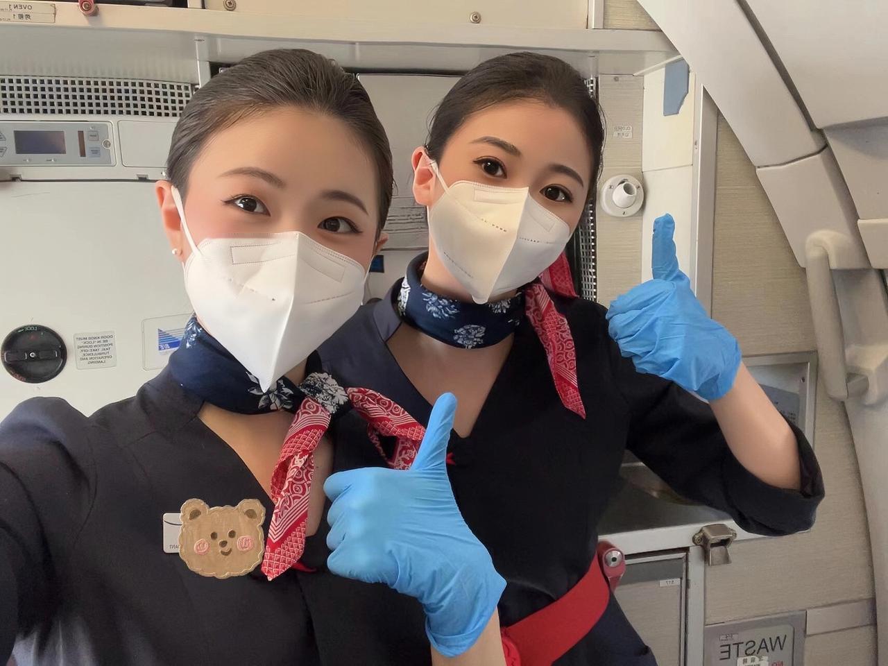 空姐姐妹花，安全飞行，微笑服务！😊👍