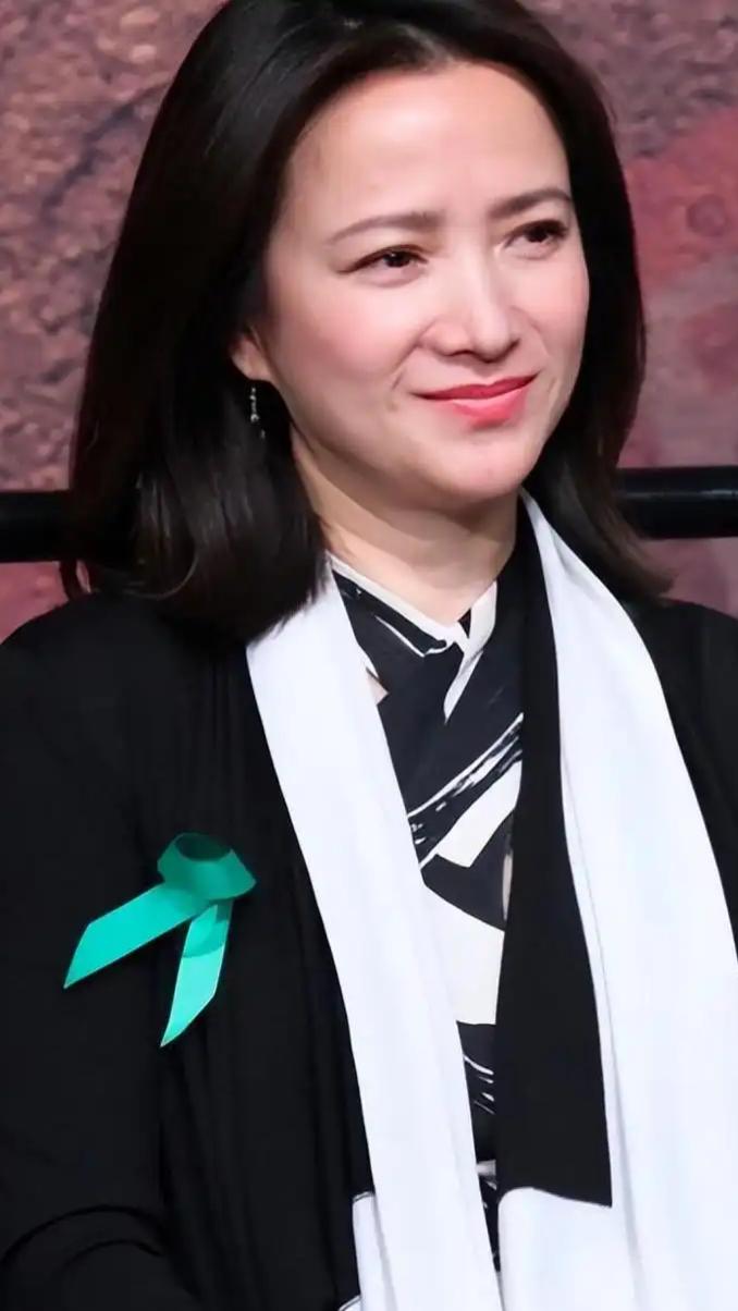 何晴，1964年生于浙江江山，毕业于浙江昆剧团 。内地知名60后女演员，唯一演遍