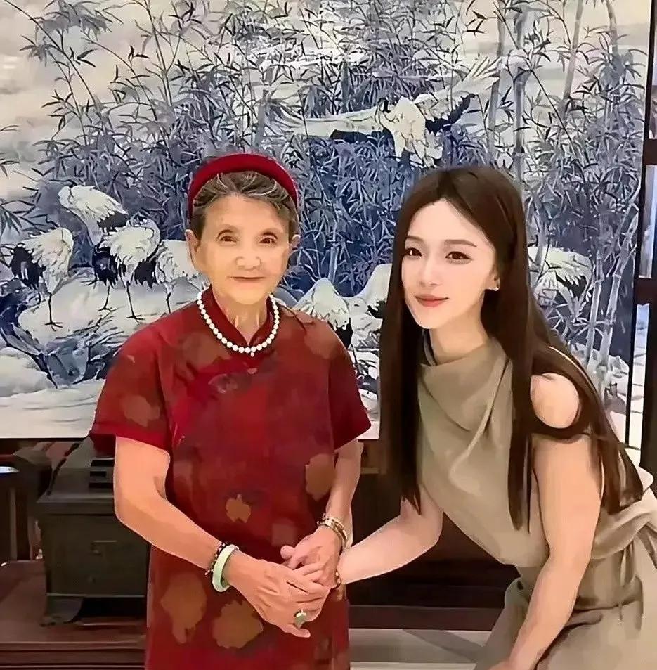 [微风]黄圣依离婚3年后，才懂她的清醒：杨子妈对新儿媳的满意，就是最好的答案。