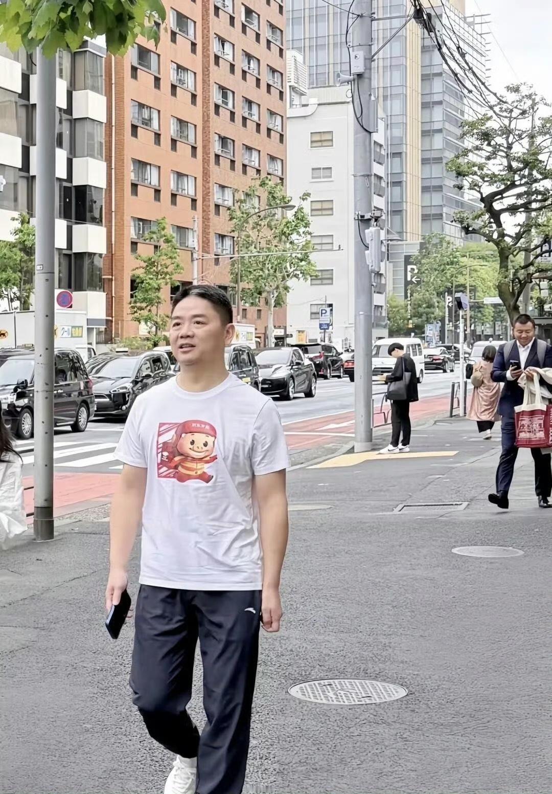 刘强东真的豁出去了，穿着有京东外卖二维码的衣服走在大街上，简直是行走中的广告！