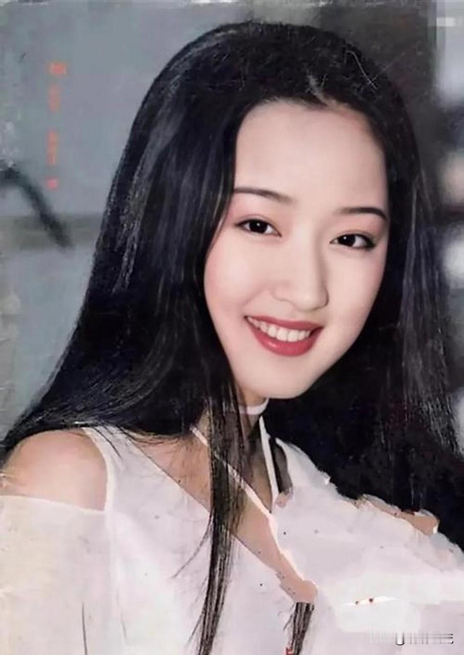 赖文峰还真是会找女朋友，第一个是甜歌皇后杨钰莹，那颜值，那歌声，简直是人中仙子，