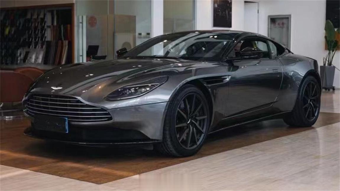 阿斯顿马丁 DB11 V8 Coupe 灰外/黑黄2022年8月上牌，仪表里程1