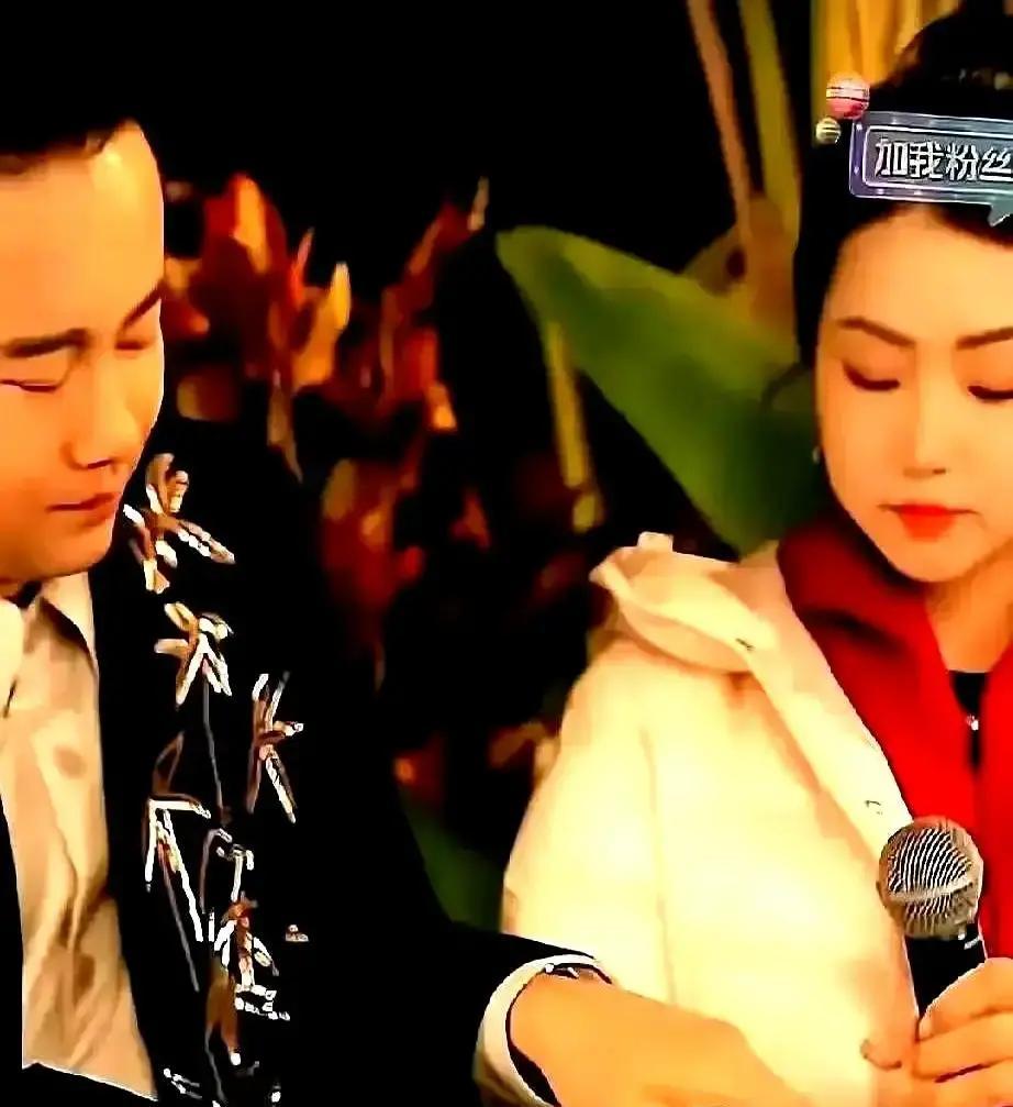 罗姣在直播间突然哽咽，说徐子崴一句“你变了”把粉丝整懵。

两人以前搭档唱《中国