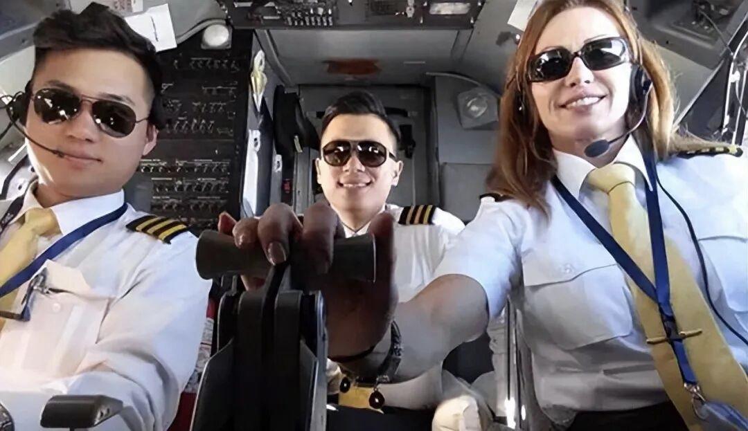 金贝丽   中国首位美籍女机长


看了《CCTV-4筑梦中国》的纪录片，她是唯