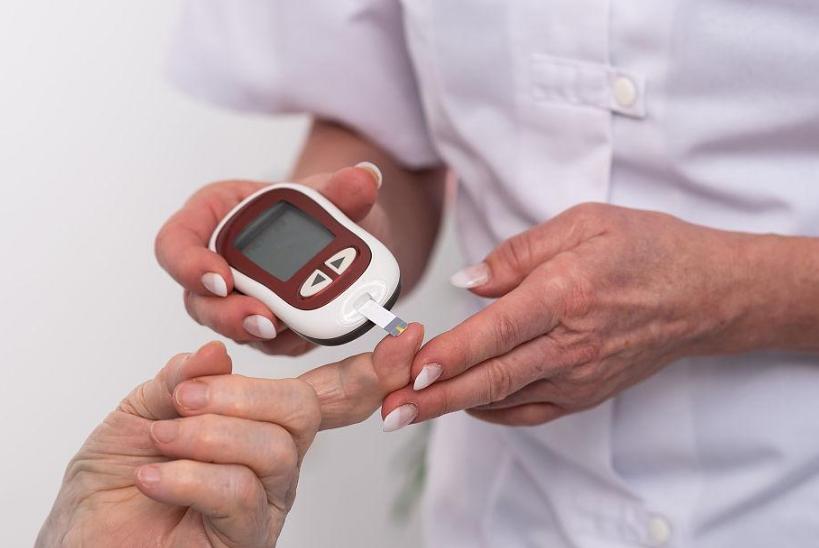 57岁大妈糖尿病并发症离世，家人悲痛不已，医生：这个哪能多吃

