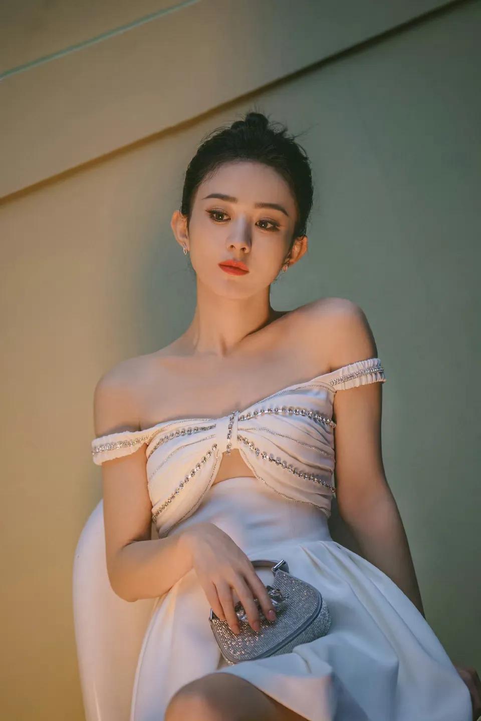 赵丽颖三套造型花絮释出，丸子头看着好清爽，而且颖宝的肩颈线 ​​好优越，锁骨特别