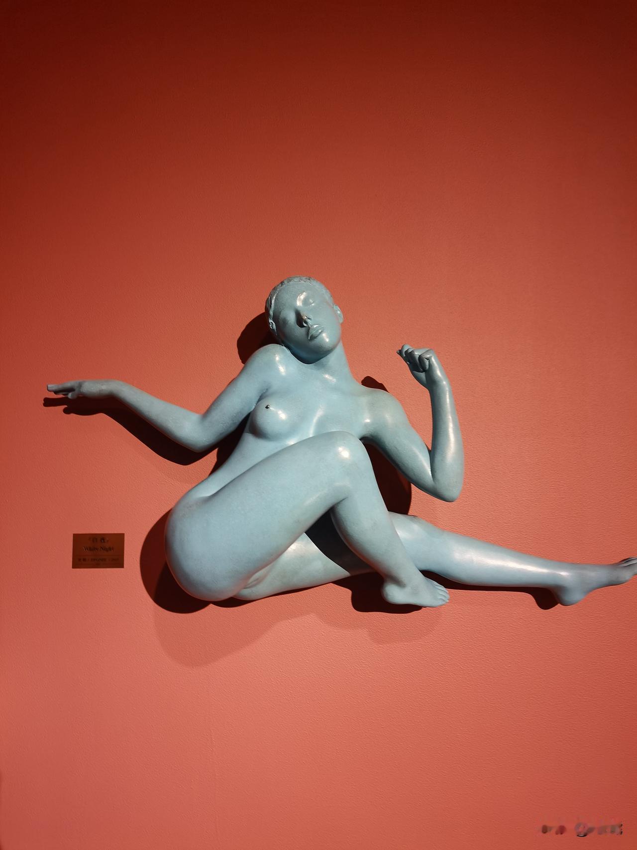 欣赏不完美、无常和寂静之美。一只有裂纹的茶杯，一段无所事事的午后，因其真实和短暂