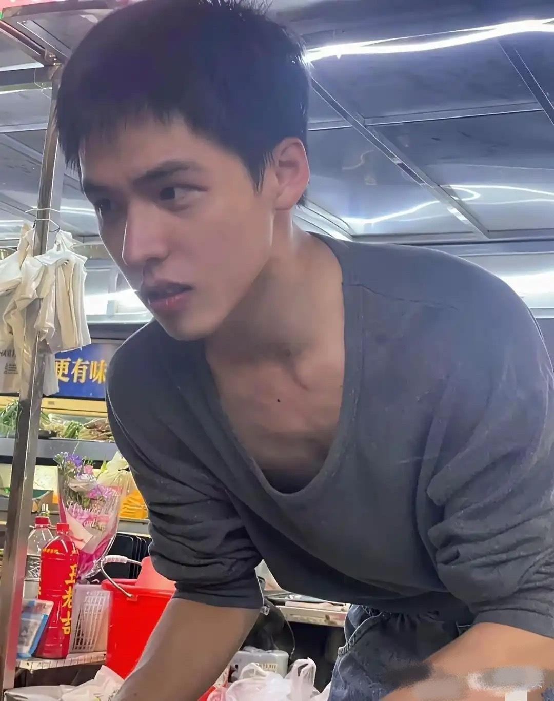 帅成这样了为啥还要靠摆摊为生? 