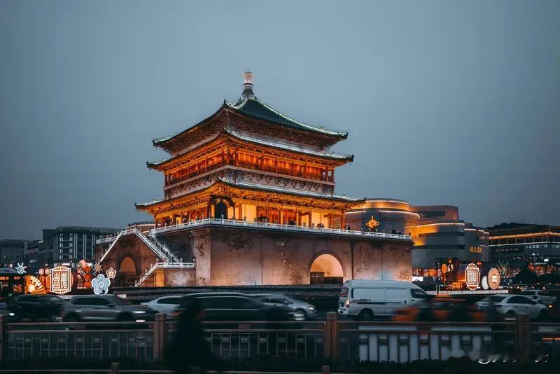长安的雨多情而朦胧
恰如你心头的贮愁
我不敢问我也不会懂
躲雨路过街角的奶茶店
